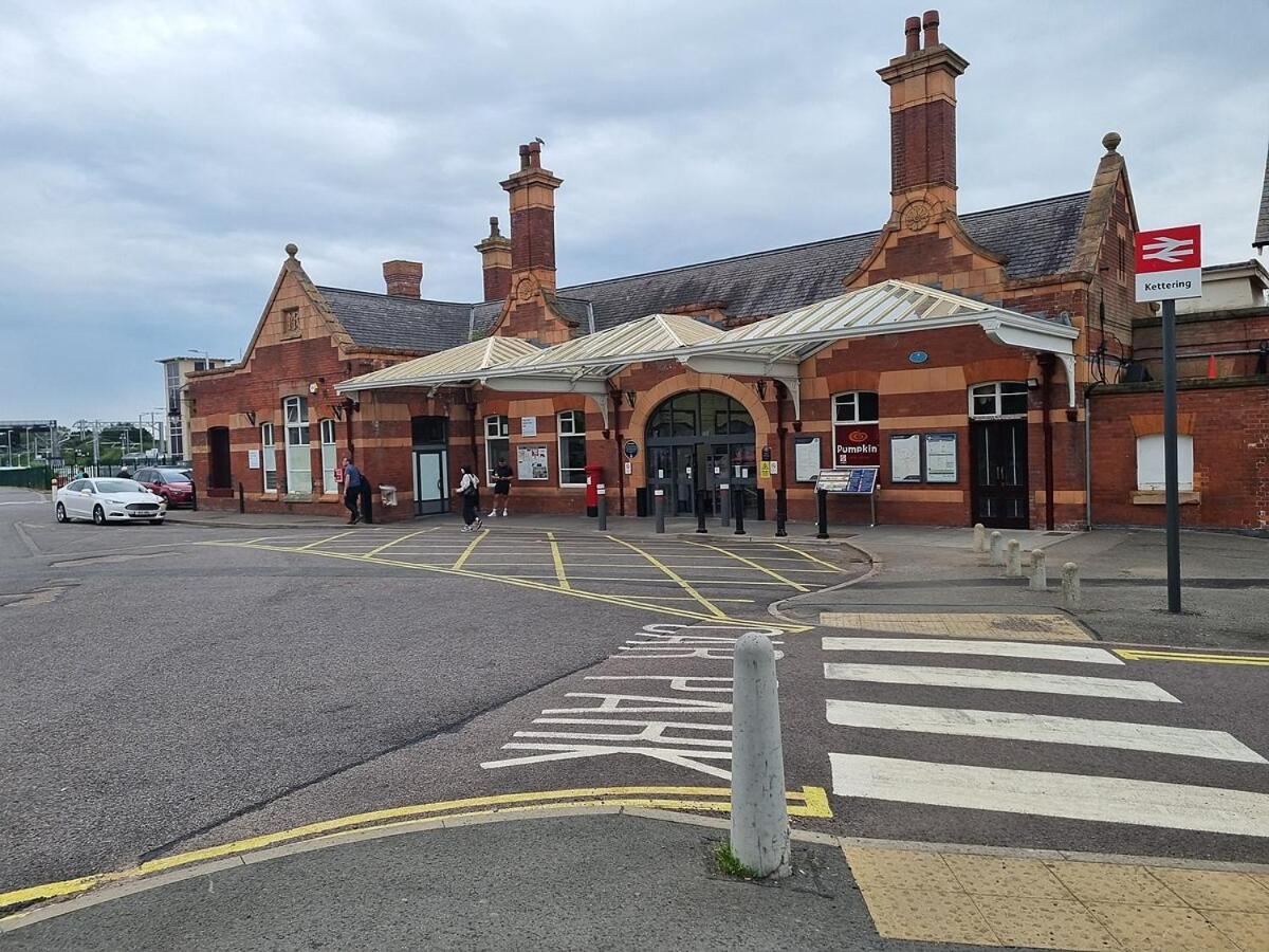 1 & 2 Bed Apartments - Desborough, Kettering, Family, Wifi, Parking エクステリア 写真